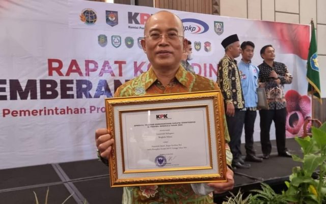 Bupati Bengkulu Selatan, Gusnan Mulyadi saat memegang piagam penghargaan dari KPK RI, Foto: Dok