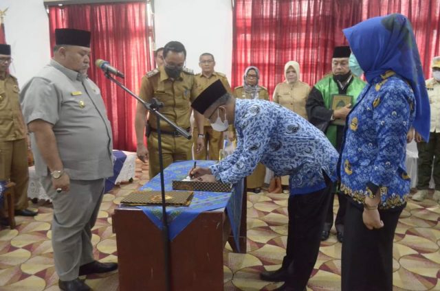 Wakil Bupati Rifa’I Tajudin saat melantik ke 37 pejabat administrasi eselon III dan IV di Aula Balai Sekundang, Selasa, 13 Juni 2022, Foto: Dok