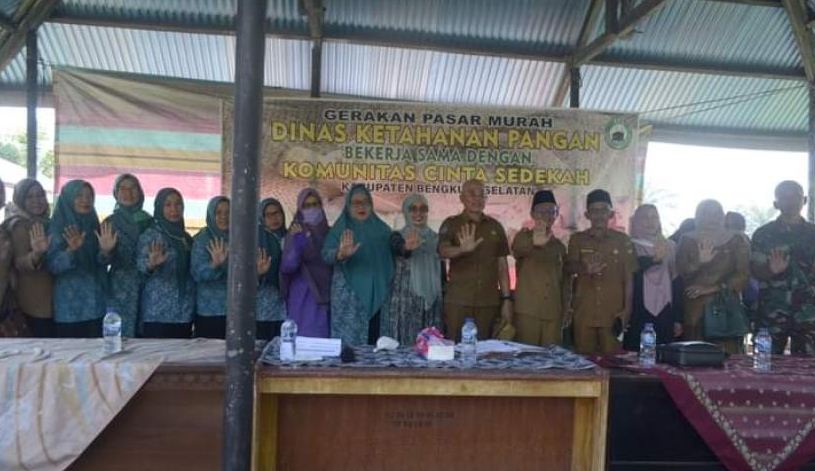Bupati Gusnan Hadiri Gerakan Pasar Murah di Kantor Camat