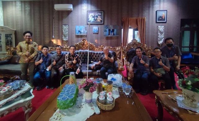 Bupati Gusnan Mulyadi saat menerima kunjungan PT. PLN UPPSBS 2 di rumah dinas, Foto: Dok