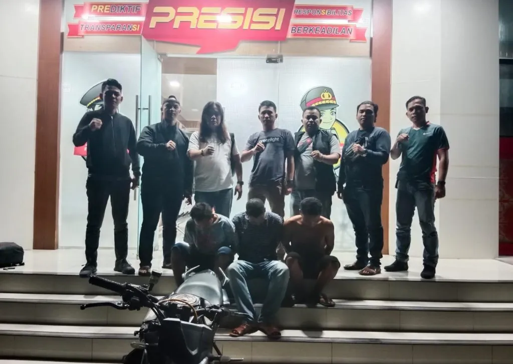 Ketiga tersangka penggelapan sepeda motor saat diamankan di Mapolres Kota Bengkulu, Foto: Dok/Tribhrata