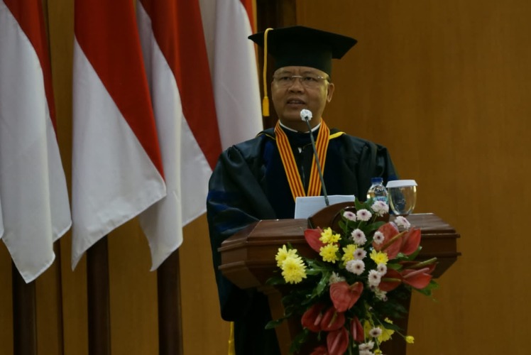 Gubernur Rohidin Berikan Orasi Ilmiah di Wisuda Universitas Terbuka