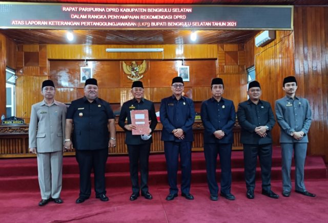 Swafoto Bupati Gusnan Mulyadi bersama Ketua DPRD Bengkulu Selatan usai melakukan rapat paripurna, Foto: Dok