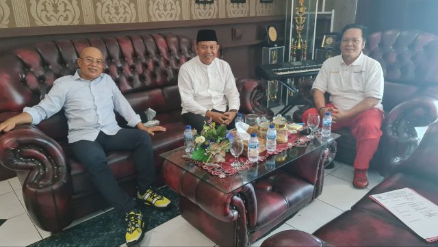 Bupati Gusnan saat berada diruangan Kepala Dinas Pariwisata, Jumat, 3 Juni 2022, Foto: Dok