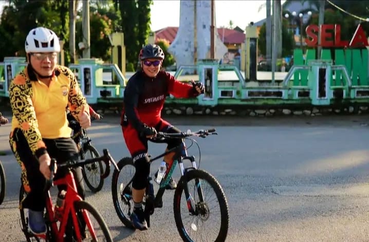 Ketua DPRD Barli Halim tampak paling depan pada gambar, Foto: Dok