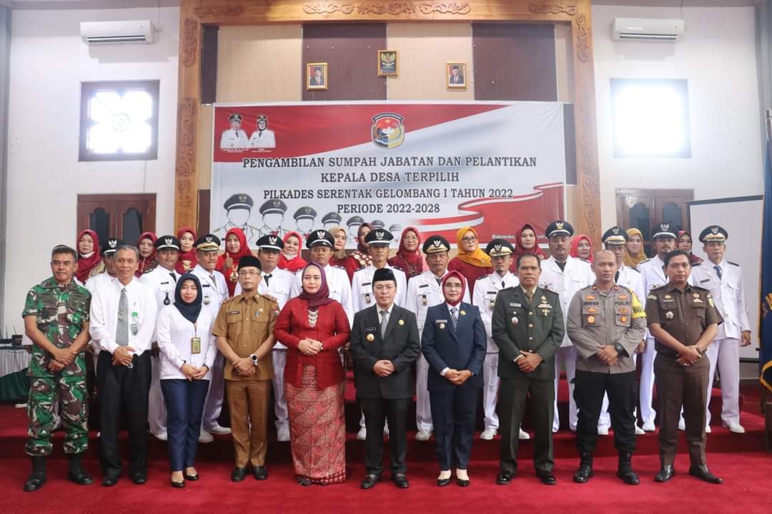 Usai melantik, Bupati Sapuan berswafoto bersama 64 Kepala Desa di Balai Daerah Mukomuko, Senin, 13 Juni 2022, Foto: Dok/Ahmad Pajri
