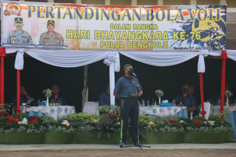 Wakapolda Bengkulu Brigjen Pol Umardani saat memberikan sambutan sekaligus membuka secara resmi lomba bola voli di lapangan Apel Rekonfu Polda Bengkulu, Jumat, 17 Juni 2022, Foto: Dok