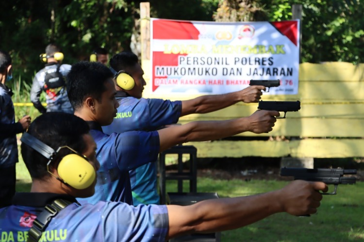 Peserta personil saat saling mengadu skil menembak pada ajang lomba menembak di Lapangan Tembak Polres Mukomuko, Jumat, 10 Juni 2022, Foto: Dok