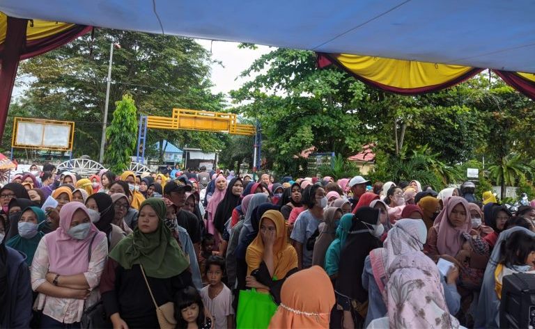 Ratusan Emak-emak saat mengantri untuk mendapatkan sembako murah di kantor camat yang diselenggarakan oleh Disperindag Kota Bengkulu, Rabu, 29 Juni 2022, Foto: Dok