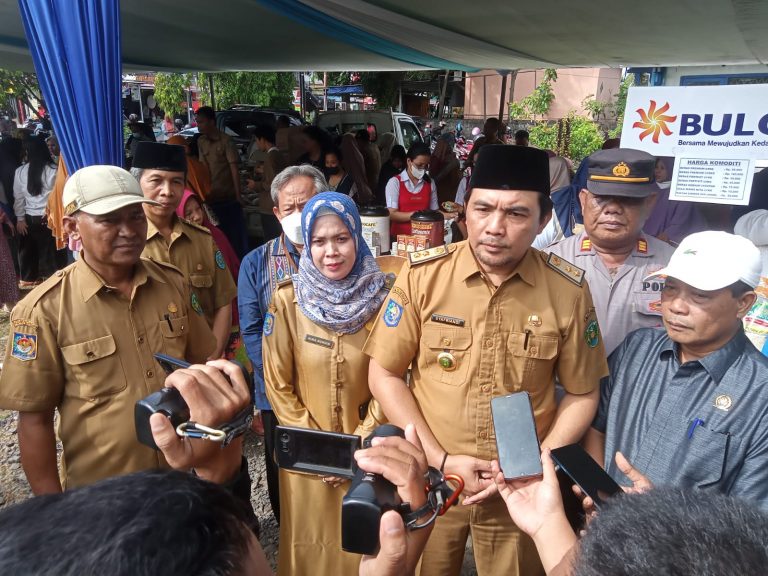 Staff ahli bidang pembangunan pemerintah Kota Bengkulu, Syafriandi saat wawancara dengan awak media dihalaman kantor camat Gading Cempaka, Kota Bengkulu, Selasa, 28 Juni 2022, Foto: Dok