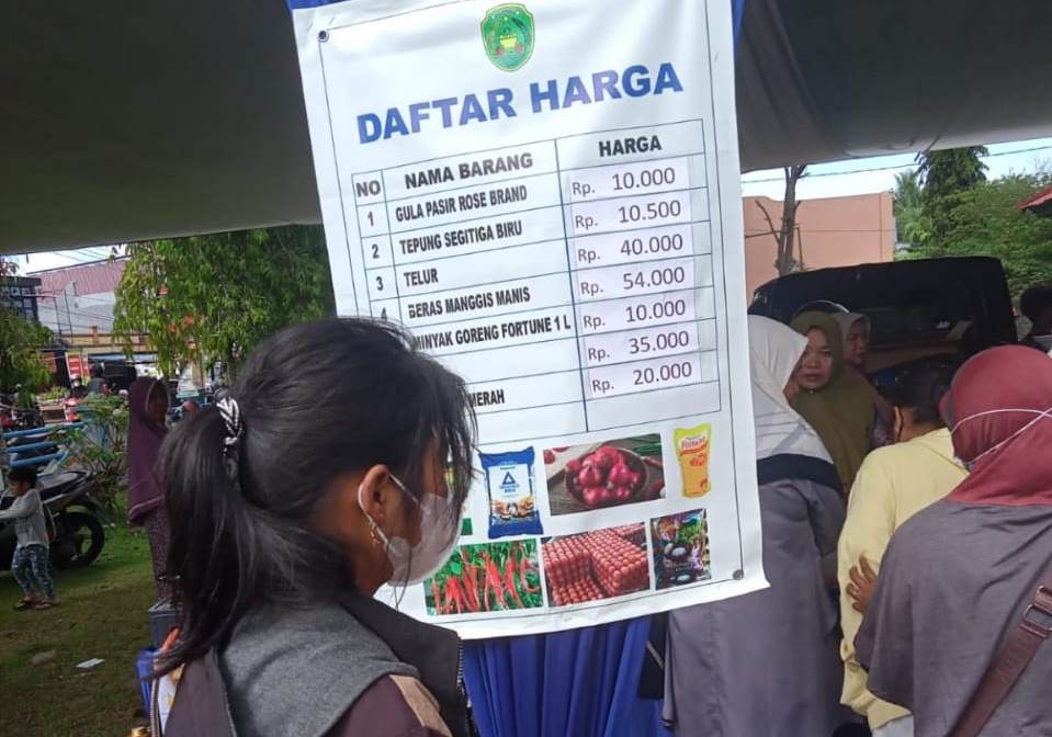 Gegara Bazar Murah, Emak-Emak Serbu Kantor Camat Gading Cempaka dan Ratu Samban