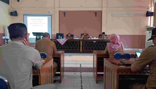 Bupati Gusnan Mulyadi saat memimpin rapat koordinasi bersama seluruh OPD di Gedung Pola Bappeda Litbang, Selasa, 7 Juni 2022, Foto: Dok