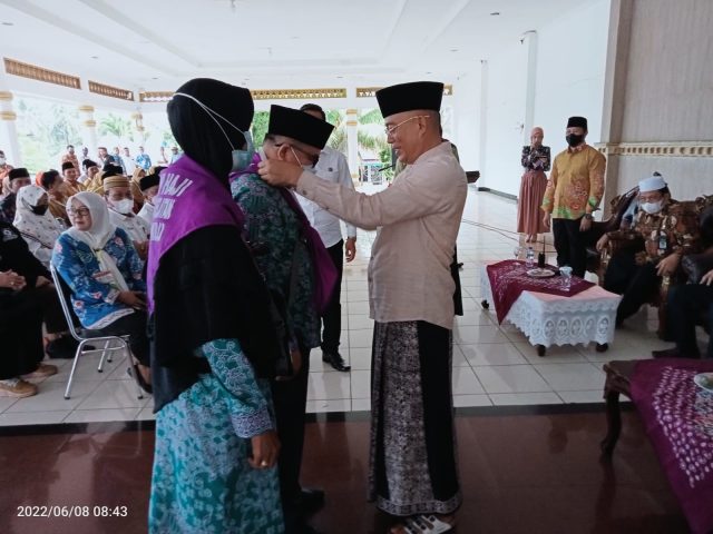 Bupati Gusnan secara simbolis melepaskan calon Jemaah haji, Foto: Dok/MC