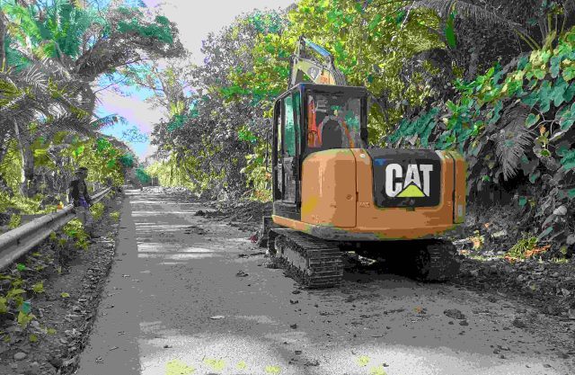 Satu buah alat berat sedang melakukan pembersihan di sepanjang Jalan Pasar Bawah, Kota Manna, Bengkulu Selatan, Foto: Dok