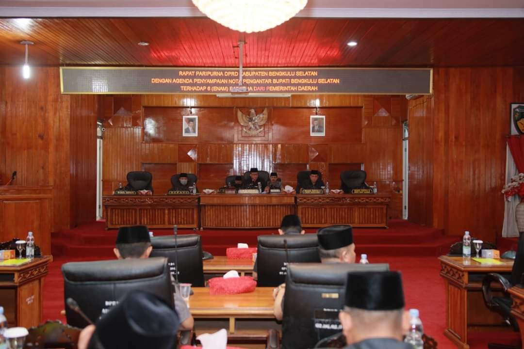 Bupati Bengkulu Selatan, Gusnan Mulyadi saat menyerahkan nota pengantar kepada Ketua DPRD Bengkulu Selatan, Barli Halim, Senin, 11 Juli 2022, Foto: Dok