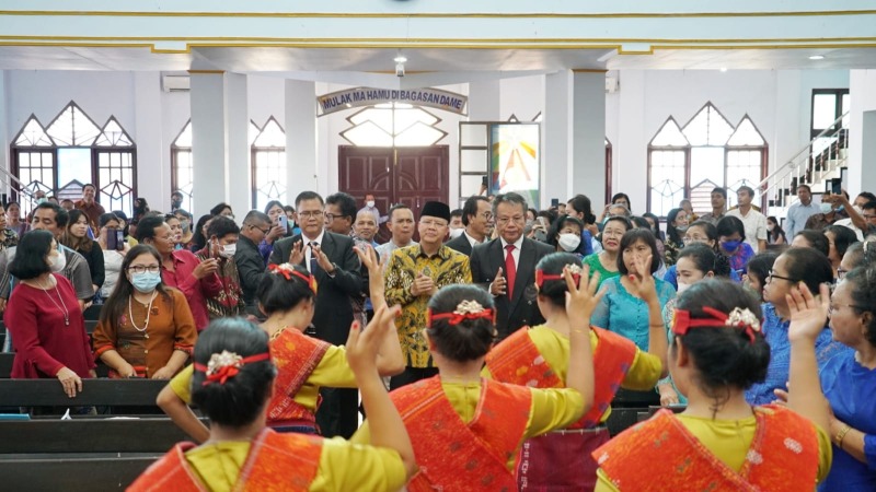 Gubernur Rohidin saat menghadiri kegiatan doa syukur dan penggalangan dana pensiun di gereja HKBP Lingkar Barat, Kota Bengkulu, Jumat, 29 Juli 2022, Foto: Dok