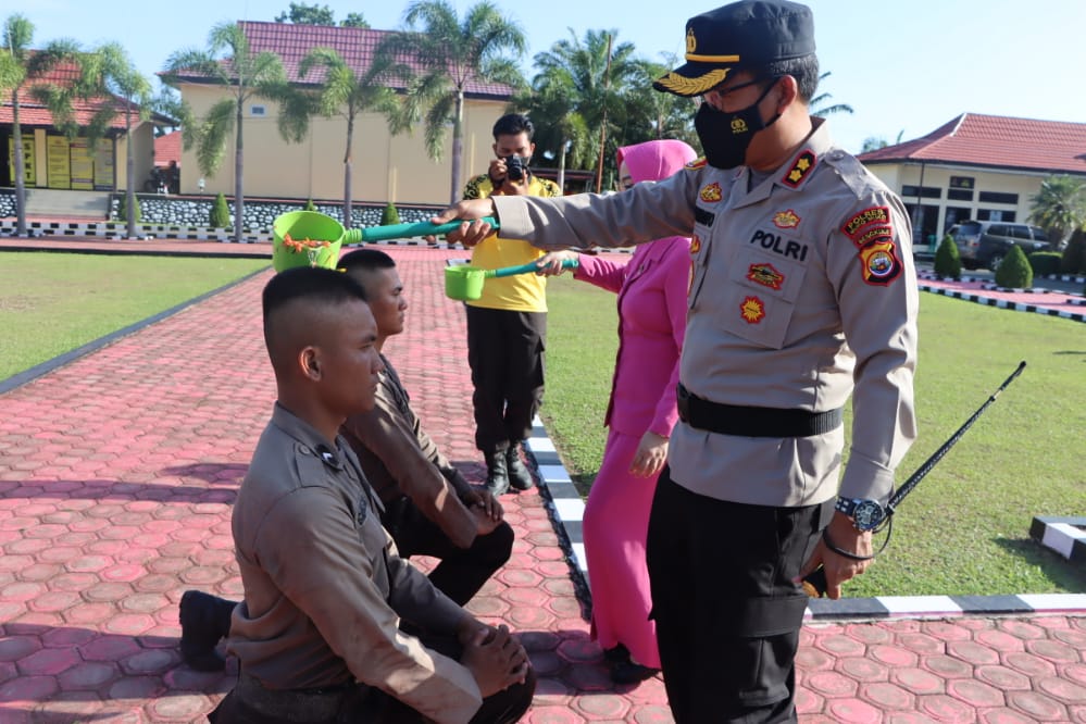 Kapolres Mukomuko saat melakukan rangkaian siraman bunga kepada anggota Bintara Remaja Angkatan 47, di Mapolres Mukomuko, Kamis, 28 Juli 2022, Foto: Dok Kapolres Mukomuko saat melakukan rangkaian siraman bunga kepada anggota Bintara Remaja Angkatan 47, di Mapolres Mukomuko, Kamis, 28 Juli 2022, Foto: Dok