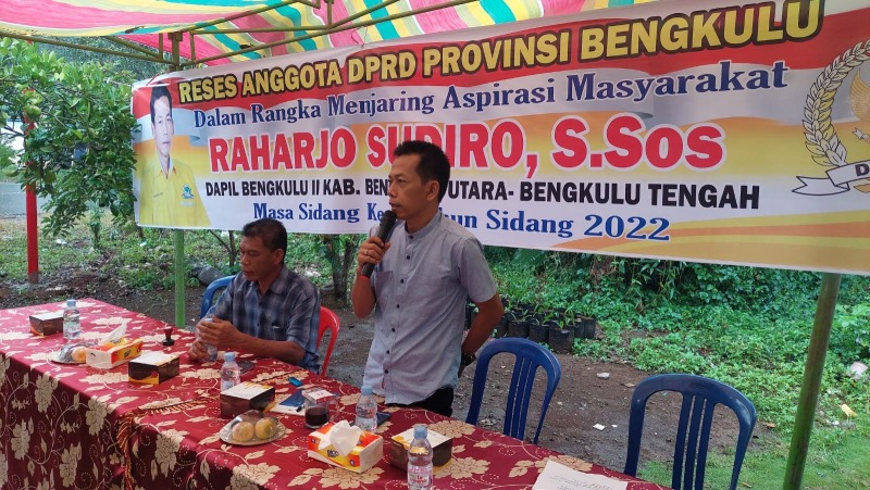 Anggota DPRD Provinsi Bengkulu Raharjo Sudiro S.Sos saat memaparkan materi di kegiatan reses, Foto: Dok Anggota DPRD Provinsi Bengkulu Raharjo Sudiro S.Sos saat memaparkan materi di kegiatan reses, Foto: Dok