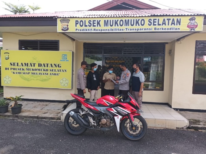 Polsek Mukomuko Selatan Serahkan Barang Bukti Titip Rawat Kepada Pemiliknya