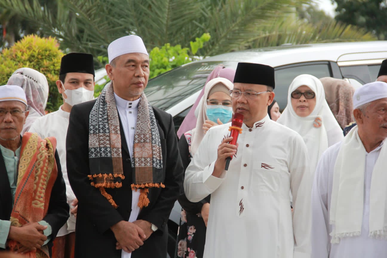 Gubernur Rohidin Serahkan Hewan Kurban Usai Sholat Idul Adha