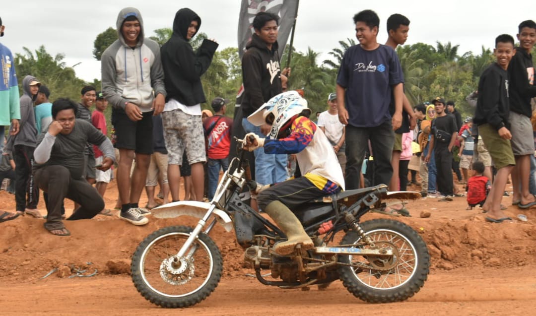 Pembalap nomor 19 kelas Bebek sport, Joko Susilo saat memasuki garis finish. Minggu, 31 Juli 2022. Foto: Dok/Deni Putra