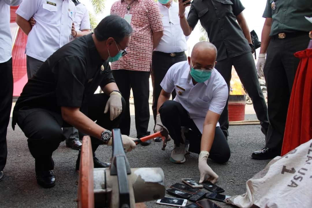 Ketua DPRD Bengkulu Selatan saat melakukan pemusnahan barang bukti bersama Bupati Gusnan Mulyadi, Foto: Dok
