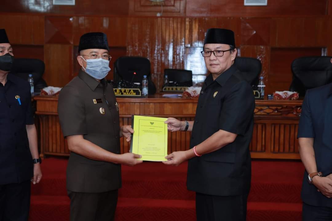Bupati Bengkulu Selatan, Gusnan Mulyadi saat menyerahkan nota pengantar kepada Ketua DPRD Bengkulu Selatan, Barli Halim, Senin, 11 Juli 2022, Foto: Dok