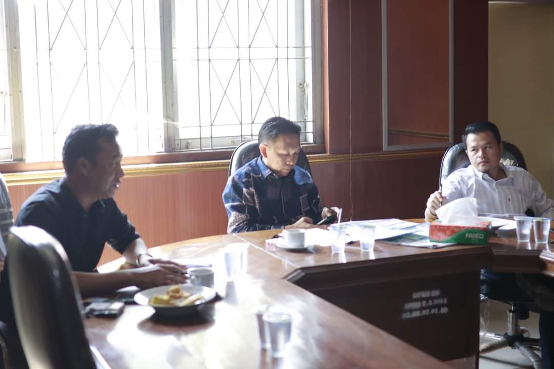 Hearing Komisi I bersama Dinas PMD dan Camat Manna dalam rangka menindaklanjuti laporan warga Desa Kota Padang Kecamatan Manna terkait dugaan pelanggaran asusila oknum kades, Selasa, 21 Juni 2022, Foto: Dok