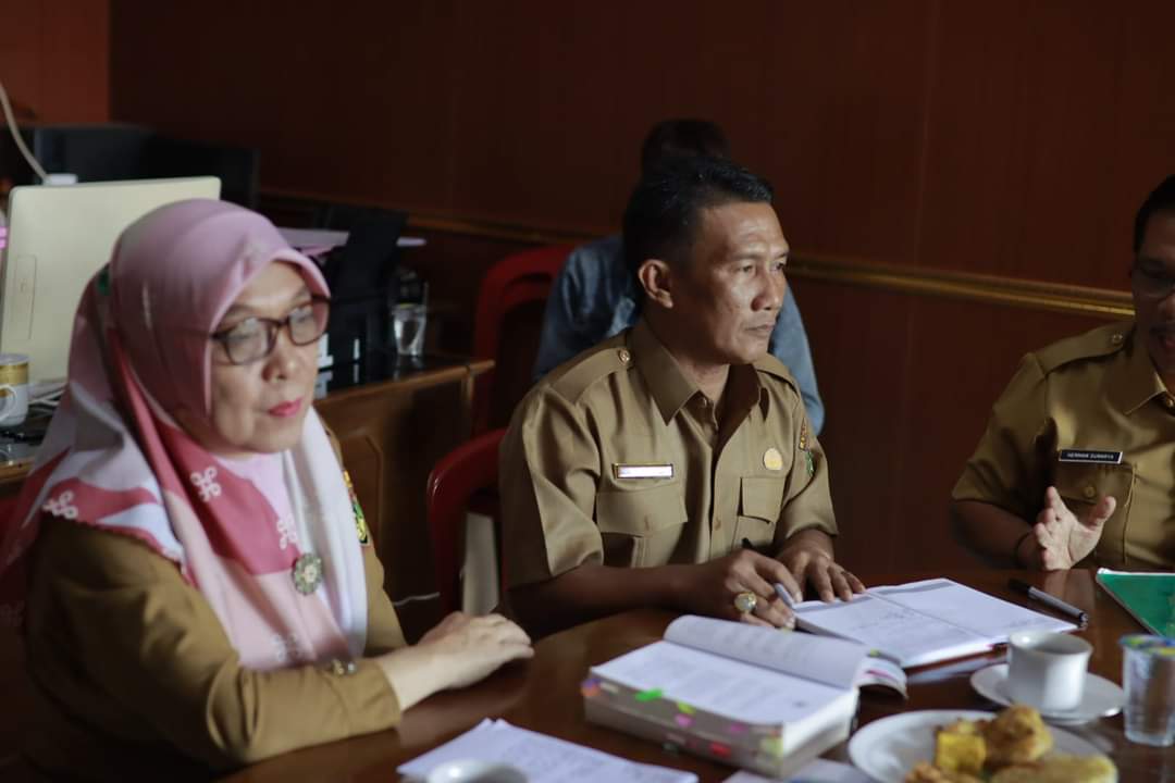 Hearing Komisi I bersama Dinas PMD dan Camat Manna dalam rangka menindaklanjuti laporan warga Desa Kota Padang Kecamatan Manna terkait dugaan pelanggaran asusila oknum kades, Selasa, 21 Juni 2022, Foto: Dok