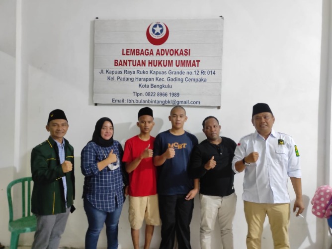 Ketua DPW PBB Provinsi Bengkulu didampingi Sekretaris Wilayah dan LABH Ummat usai menggelar konferensi pers terkait perlindungan hukum kepada anak dibawah umur, Jumat, 26 Agustus 2022, Foto: Dok/Irfan Arief