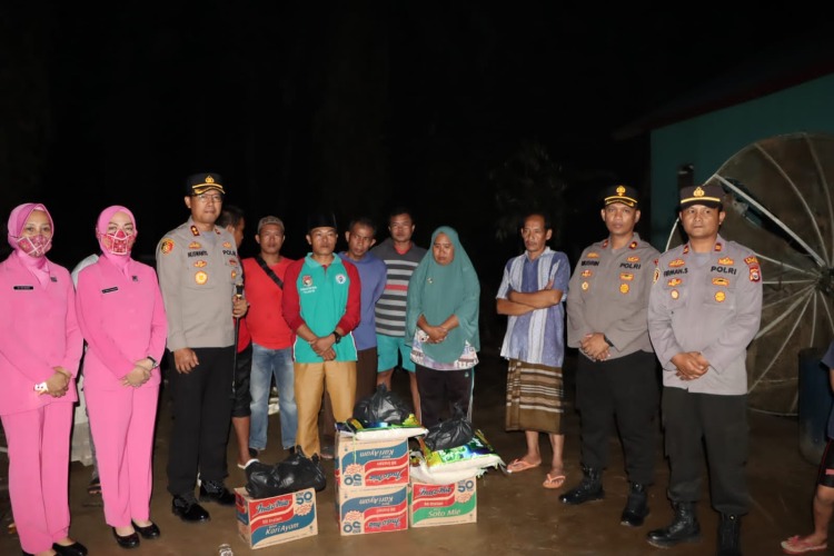 Kapolres Mukomuko, AKBP Nuswanto saat menyerahkan bantuan sembako bencana banjir di Desa Talang Rio, Kecamatan Air Rami, Mukomuko, Selasa 30 Agustus 2022, Foto: Dok