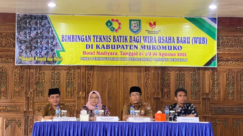 Dinas Perindustrian dan Perdagangan Mukomuko dan Provinsi Bengkulu menggelar pelatihan/bimbingan teknis batik bagi Wira Usaha Baru (WUB), di gedung Hotel Mediara, Senin, 1 Agustus 2022, Foto: Dok