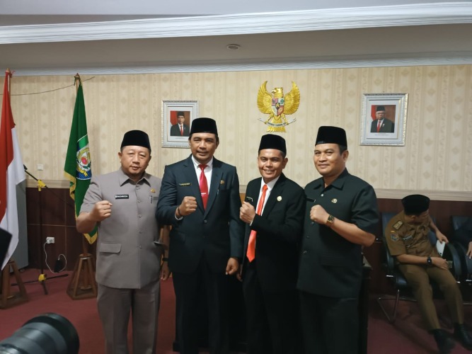 Syafriandi sebelah kiri nomor dua, usai dilantik sebagai Kepala Dinas Kelautan dan Perikanan Provinsi Bengkulu, Senin, 29 Agustus 2022, Foto: Dok/Alfridho Ade Permana