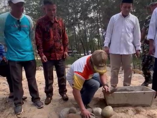 Bupati Sapuan Letakan Batu Pertama Pembangunan Musholla di Pantai Wisata