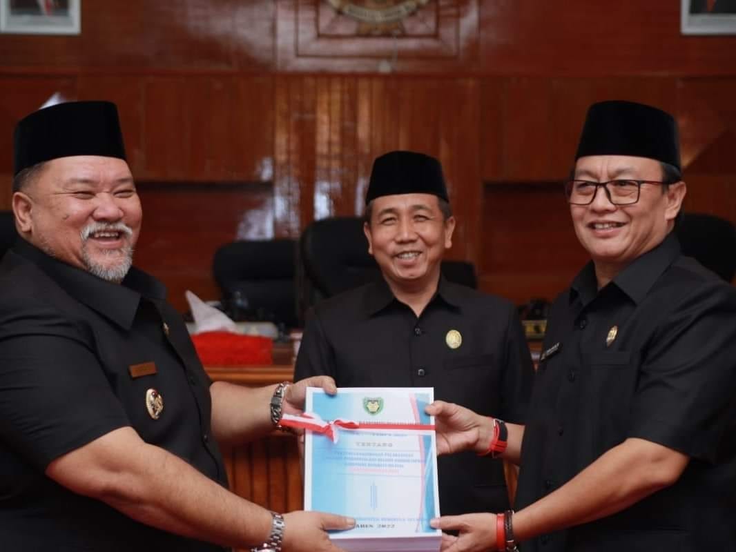 Wakil Bupati saat menyerahkan draf Raperda tentang Pertanggungjawaban APBD T.A 2021, Senin, 27 Juni 2022, Foto: Dok