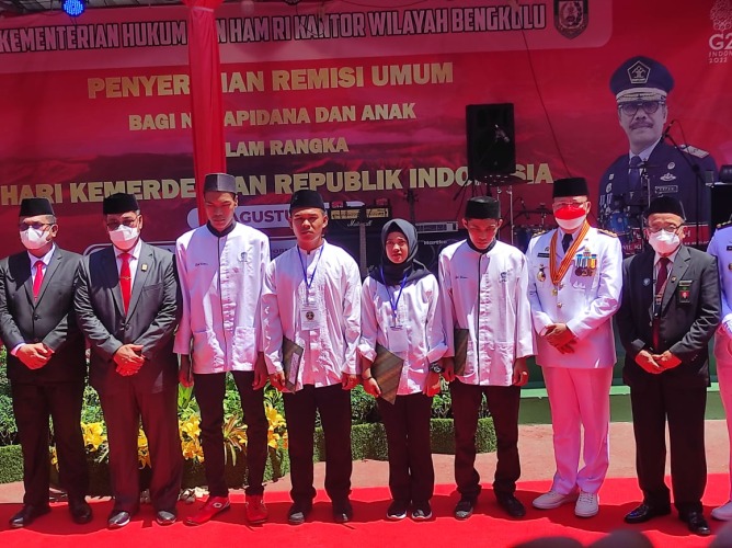 Swafoto Gubernur Rohidin dan Kakanwil Kemenkumham Provinsi Bengkulu usai memberikan remisi umum secara simbolis di Lapas Kelas II A Bentiring, Kota Bengkulu, Rabu, 17 Agustus 2022, Foto: Dok/Irfan Arief
