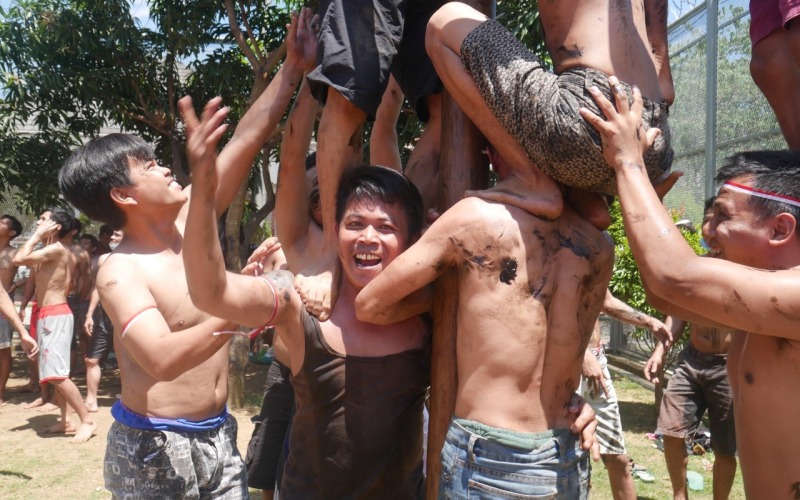 Sejumlah Warga binaan di Lapas Kelas II A Bentiring, Kota Bengkulu mengikuti perlombaan panjat pinang merayakan HUT RI Ke-77, Rabu, 17 Agustus 2022, Foto: Dok/Irfan Arief