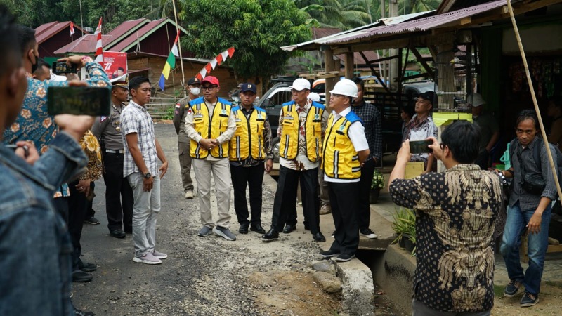 Gubernur Rohidin saat meninjau progres pembangunan jalan Lubuk Durian - Lubuk Sini, Foto: Dok