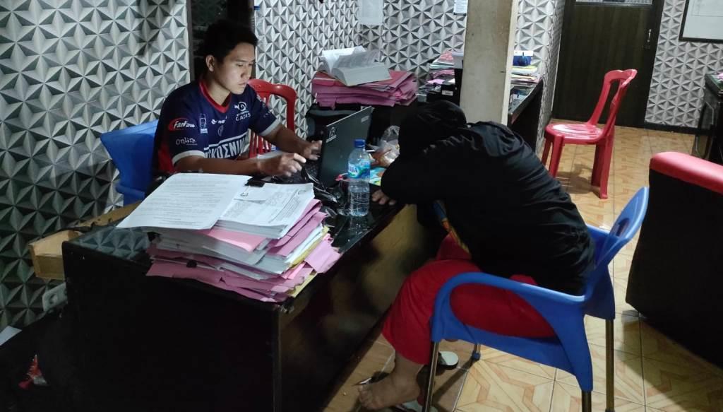 Tersangka I (39) saat diperiksa di Mapolres Bengkulu Selatan, Foto: Dok