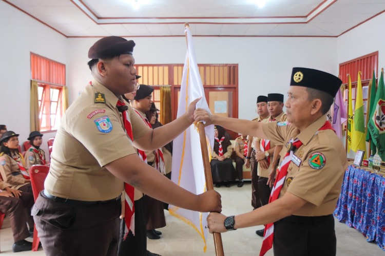 Sekda Hamka saat menyerahkan bendera pramuka 07 Bengkulu kepada salah satu Kwarda yang akan mengikuti Peran Saka tingkat nasional 2022 di Bangka Belitung di Sekretariat Kwartir Daerah Gerakan Pramuka Bengkulu, Jumat, 30 September 2022, Foto: Dok
