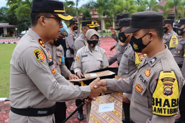 Kapolres Mukomuko Nuswanto saat memberikan penghargaan atensi Kapolri, 19 September 2022, Foto: Dok/Tribhrata