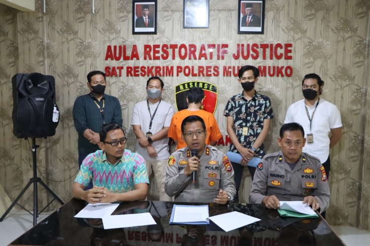 Kapolres Mukomuko AKBP Nuswanto (tengah) saat menggelar konferensi pers terkait penangkapan tersangka kasus tindak pidana korupsi program bantuan PIID-PEL di Mapolres Mukomuko, Jumat, 30 September 2022, Foto: Dok/Adhika Kusuma