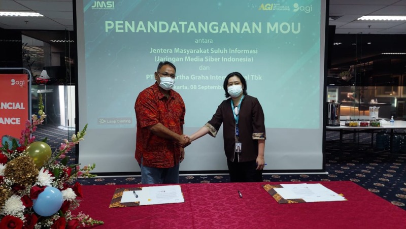 Swafoto Wakil Direktur Utama PT Bank Artha Graha Internasional Christina Harapan bersama Ketua Umum JMSI Teguh Santosa, Foto: Dok