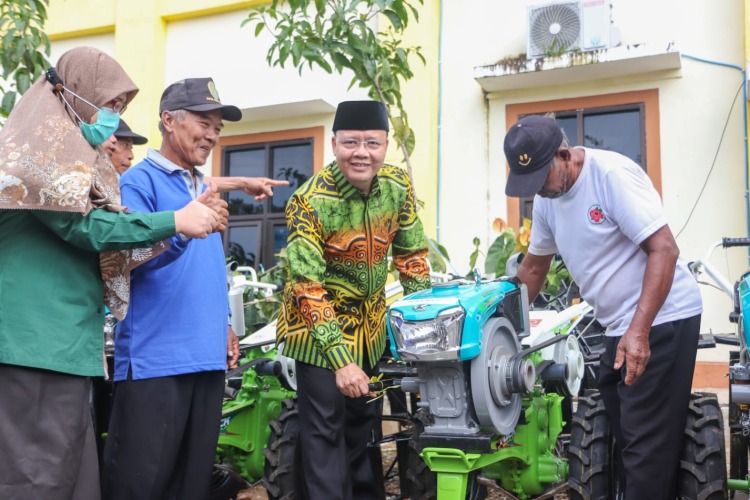 Gubernur Rohidin saat menyerahkan bantuan Alsintan kepada Kelompok Tani Kota Bengkulu dan Kabupaten Bengkulu Tengah, di Dinas TPHP Provinsi Bengkulu, Selasa, 27 September 2022, Foto: Dok