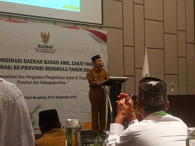 Sekretaris Daerah Provinsi Bengkulu Hamka Sabri saat membuka secara resmi Rapat Koordinasi Daerah Badan Amil Zakat Nasional (BAZNAS) se-Provinsi Bengkulu tahun 2022, di salah satu Hotel di Kota Bengkulu, Senin, 19 September 2022, Foto: Dok/Media Center