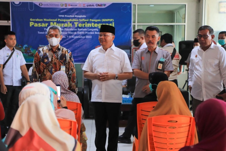 Gubernur Rohidin saat meninjau pasar murah usai menyalurkan BLT BBM , Rabu, 09 September 2022, Foto: Dok