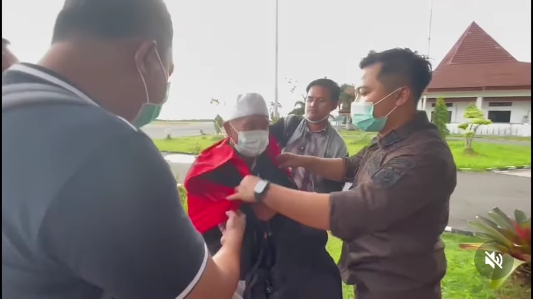 Terpidana saat tiba di Bandara Fatmawati Bengkulu, Kamis, 22 September 2022, Foto: Dok
