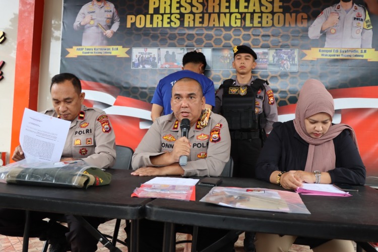 Kapolres RL AKBP Tonny Kurniawan saat menggelar konferensi pers penangkapan wartawan gadungan di halaman Polres Rejang Lebong, Rabu, 28 September 2022, Foto: Dok