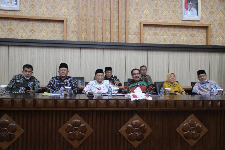 Sekda Provinsi Bengkulu Hamka saat mengikuti Rakornas Pengelolaan BUMD bersama KPK RI via virtual meeting di Ruang Pola kantor Gubernur, Kamis, 8 September 2022, Foto: Dok