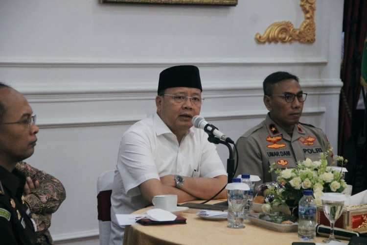 Gubernur Bengkulu Rohidin Mersyah (tengah) saat memaparkan terkait pemungutan legal limpasan batu bara di Rakor Pengelolaan Sungai Bengkulu Dalam Upaya Pengendalian Banjir, di Ruang Cempaka I (Garuda) Balai Raya Semarak Bengkulu, Rabu, 28 September 2022, Foto: Dok